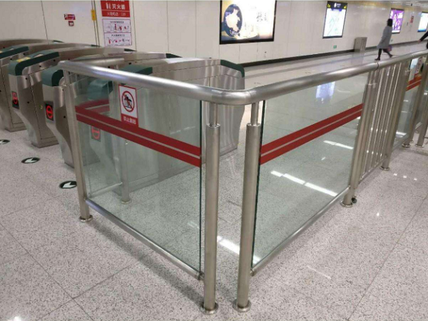 地鐵人行道護欄